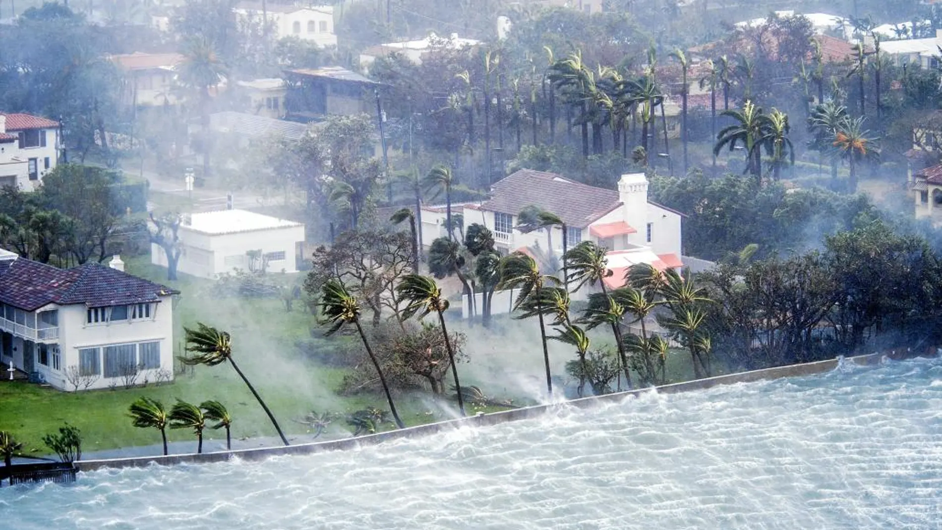 La huella del huracán. Imagen de Irma a su paso por Miami Beach, en Florida, donde provocó grandes inundaciones en el interior