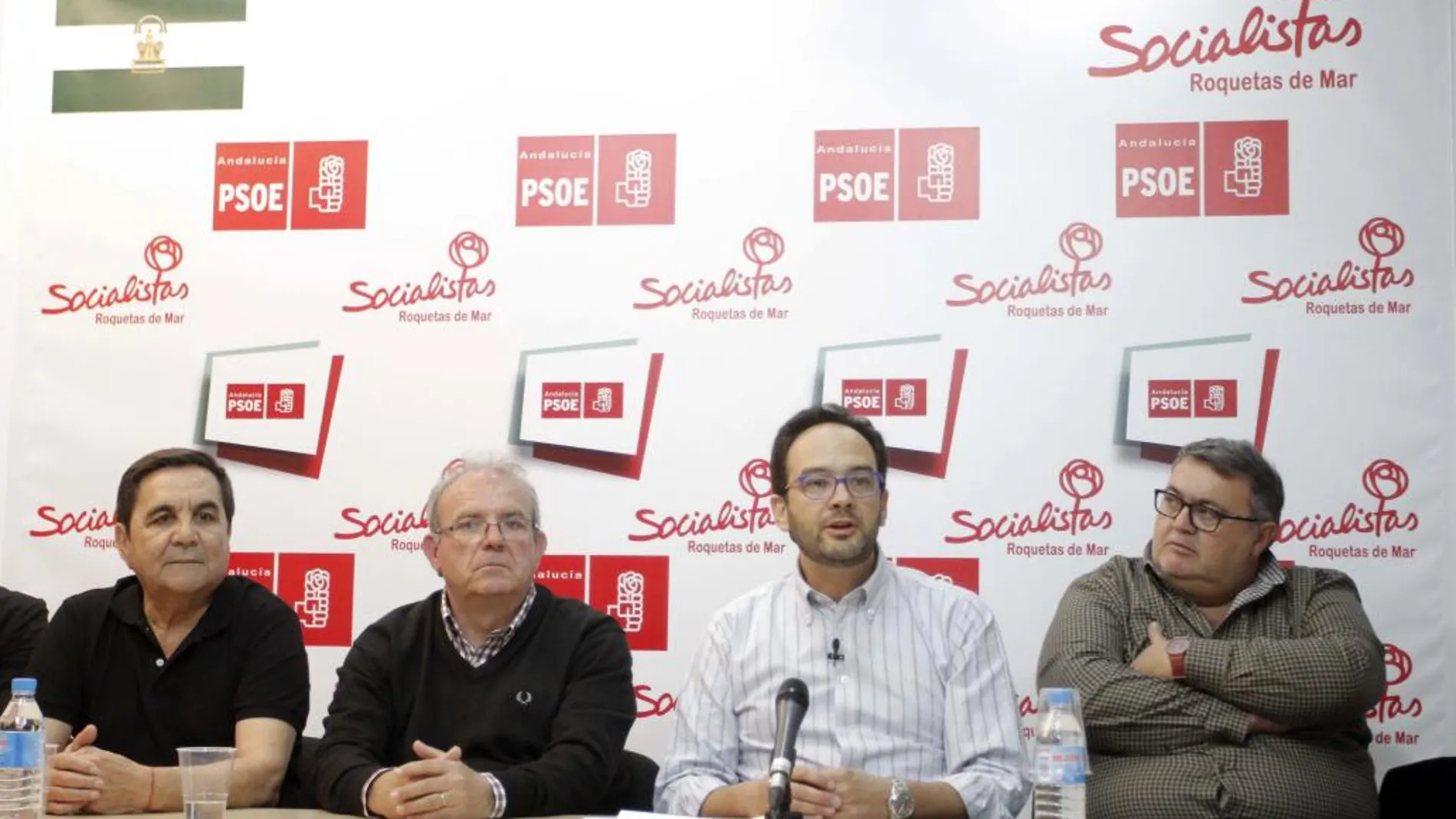 El portavoz del PSOE en el Congreso, Antonio Hernando (2d), durante el encuentro que ha mantenido con dirigentes de la comarca almeriense de Roquetas de Mar, hoy en la sede del partido, en Roquetas.