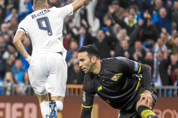 Benzema celebra el gol que le marcó al Sevilla el domingo en el Santiago Bernabéu