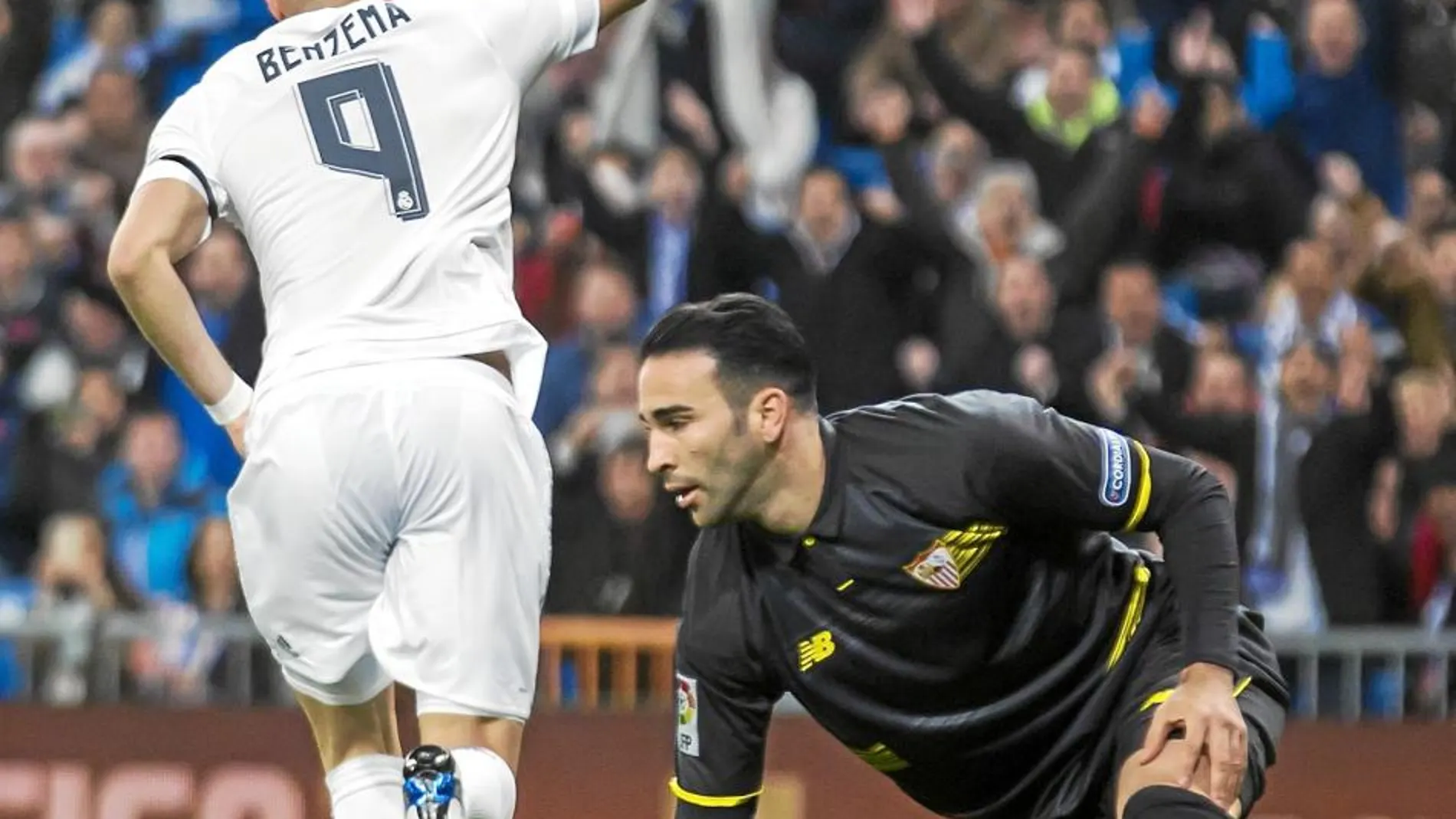 Benzema celebra el gol que le marcó al Sevilla el domingo en el Santiago Bernabéu