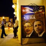 Un póster en la Habana con retratos de Raul Castro, y de Obama en el que se le da la bienvenida a Cuba