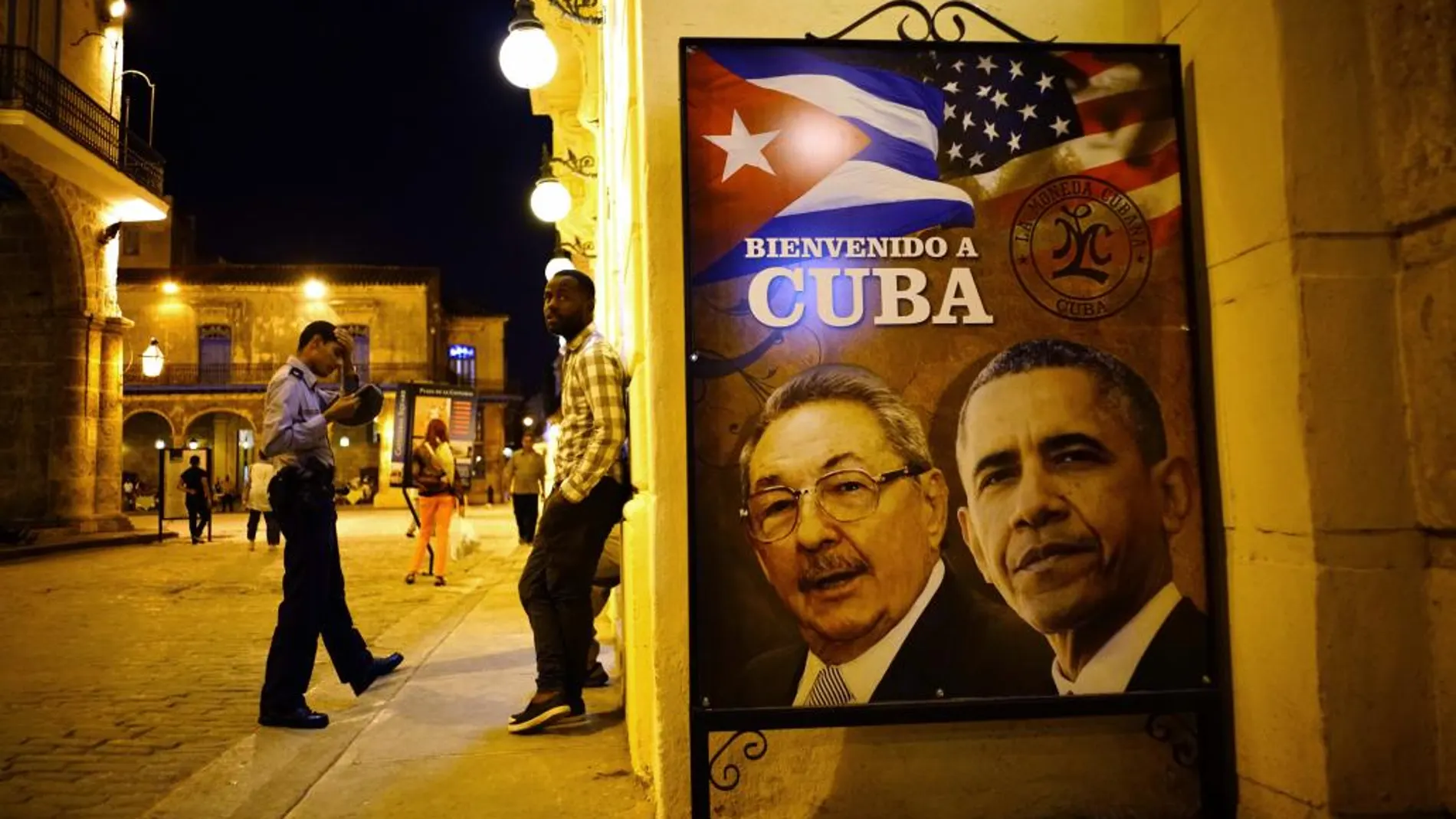 Un póster en la Habana con retratos de Raul Castro, y de Obama en el que se le da la bienvenida a Cuba