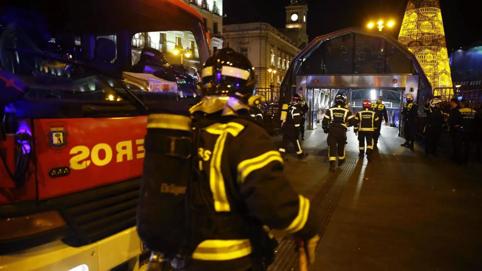 Efectivos del cuerpo de bomberos en la estación de Sol del metro de Madrid