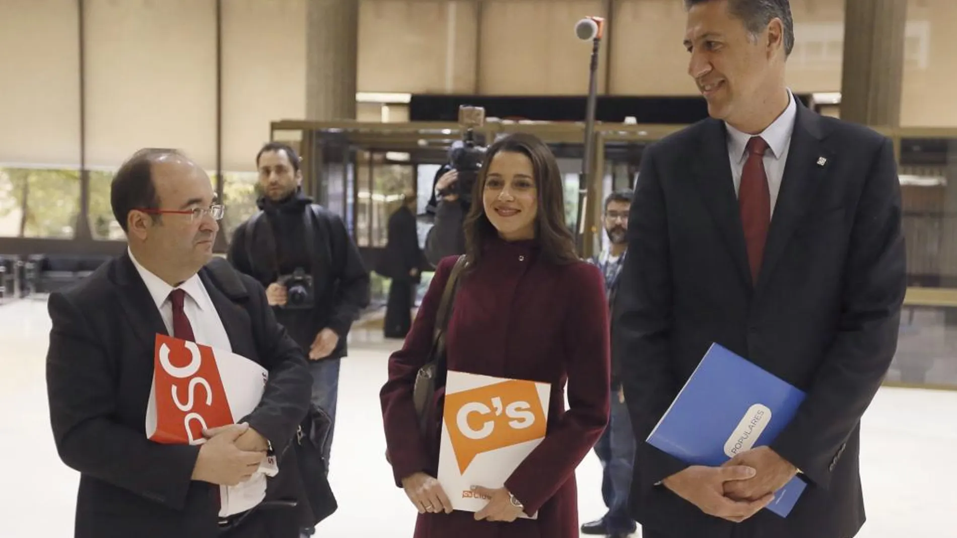 Los portavoces en el Parlament de Ciudadanos, Inés Arrimadas (c), el PSC, Miquel Iceta (i), y el Partido Popular, Xavier García Albiol (d), presentan ante el Tribunal Constitucional los recursos de amparo, el pasado día 4