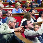 Los consellers fotografiaron con su móvil la pantalla del hemiciclo donde se reflejó el cese de Daniel de Alfonso
