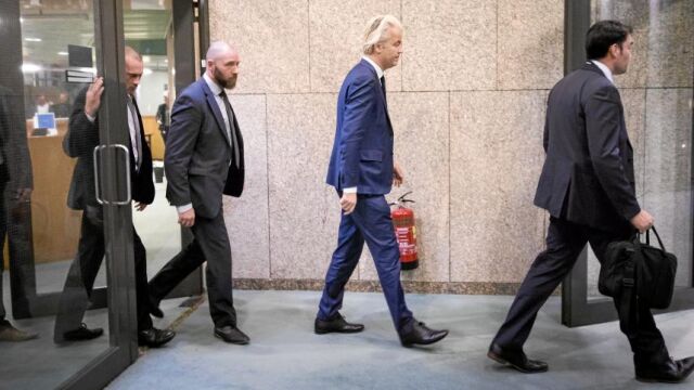 El ultraderechista holandés Geert Wilders (en el centro) a su llegada al Senado en La Haya, esta semana