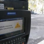 Detalle del mensaje que puede leerse en un parquímetro de la capital que indica la prohibición de estacionamiento.