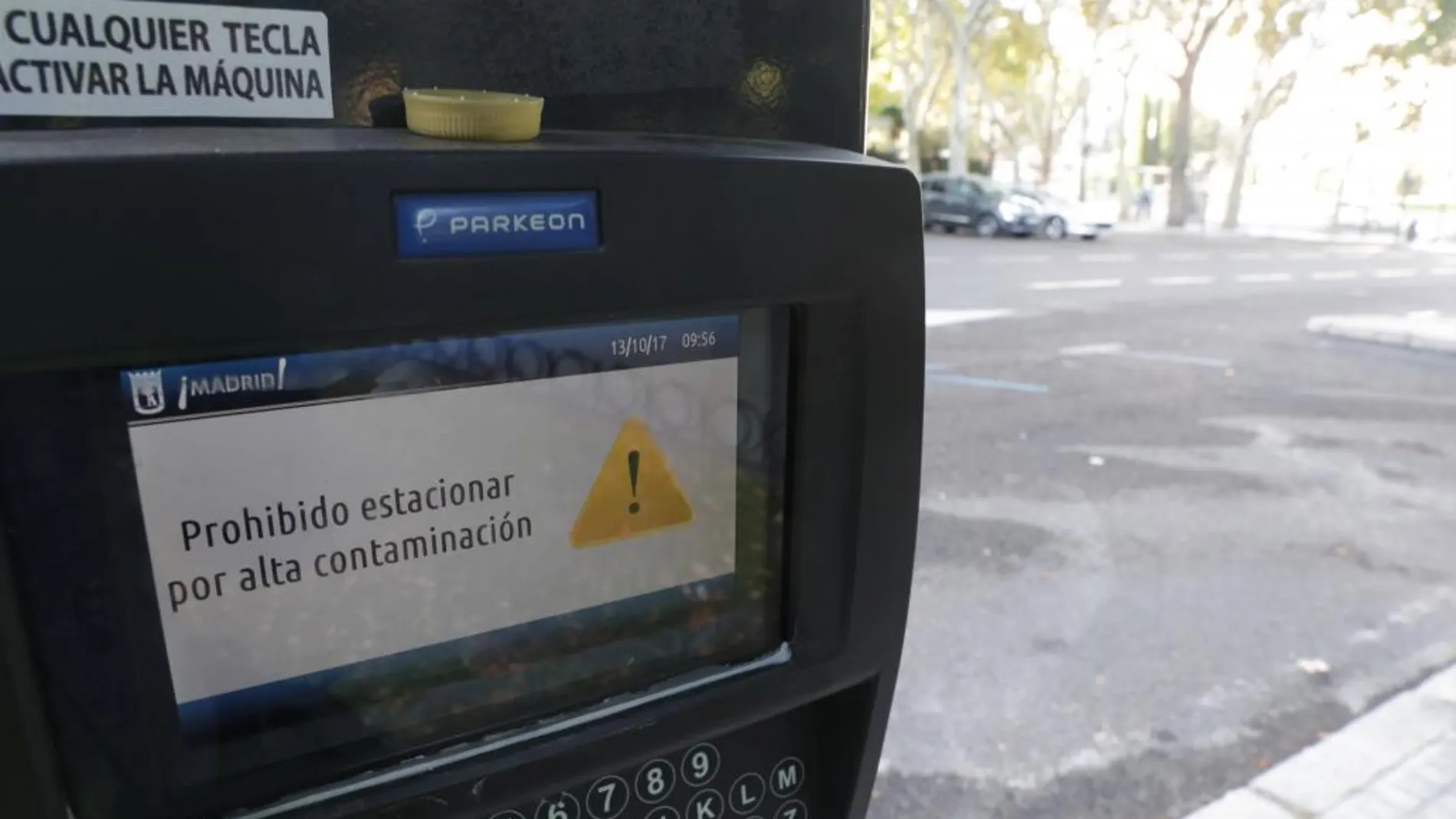 Detalle del mensaje que puede leerse en un parquímetro de la capital que indica la prohibición de estacionamiento.