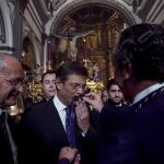 MÁLAGA. El ministro de Justicia, Rafael Catalá, besa la medalla de la hermandad de las Fusionadas