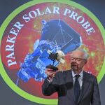 El astrofísico Eugene Parker sostiene una maqueta de la sonda Parker en la Universidad de Chicago