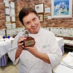 María Luisa Banzo posa orgullosa con la Seta de Oro, galardón que le ha otorgado la Asociacion Soriana de Hostelería