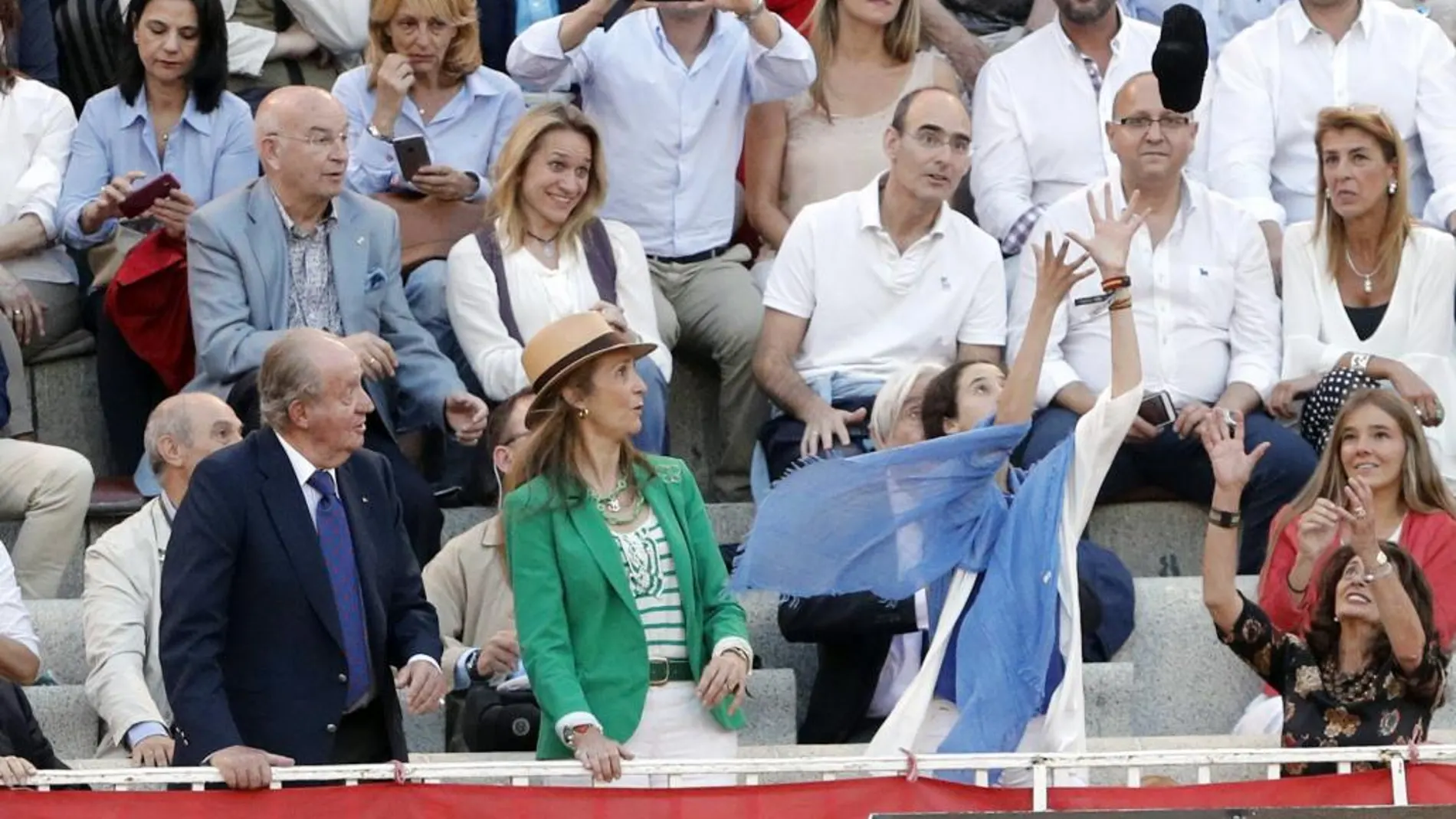 El Rey emérito Juan Carlos I y la Infanta Elena observan como su nieta y su hija, respectivamente, Victoria Federica, intenta coger la montera que le lanzó José Garrido quien la brindó su segundo toro