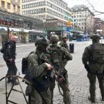 Miembros de la policía sueca en la calle comercial de Drottninggatan