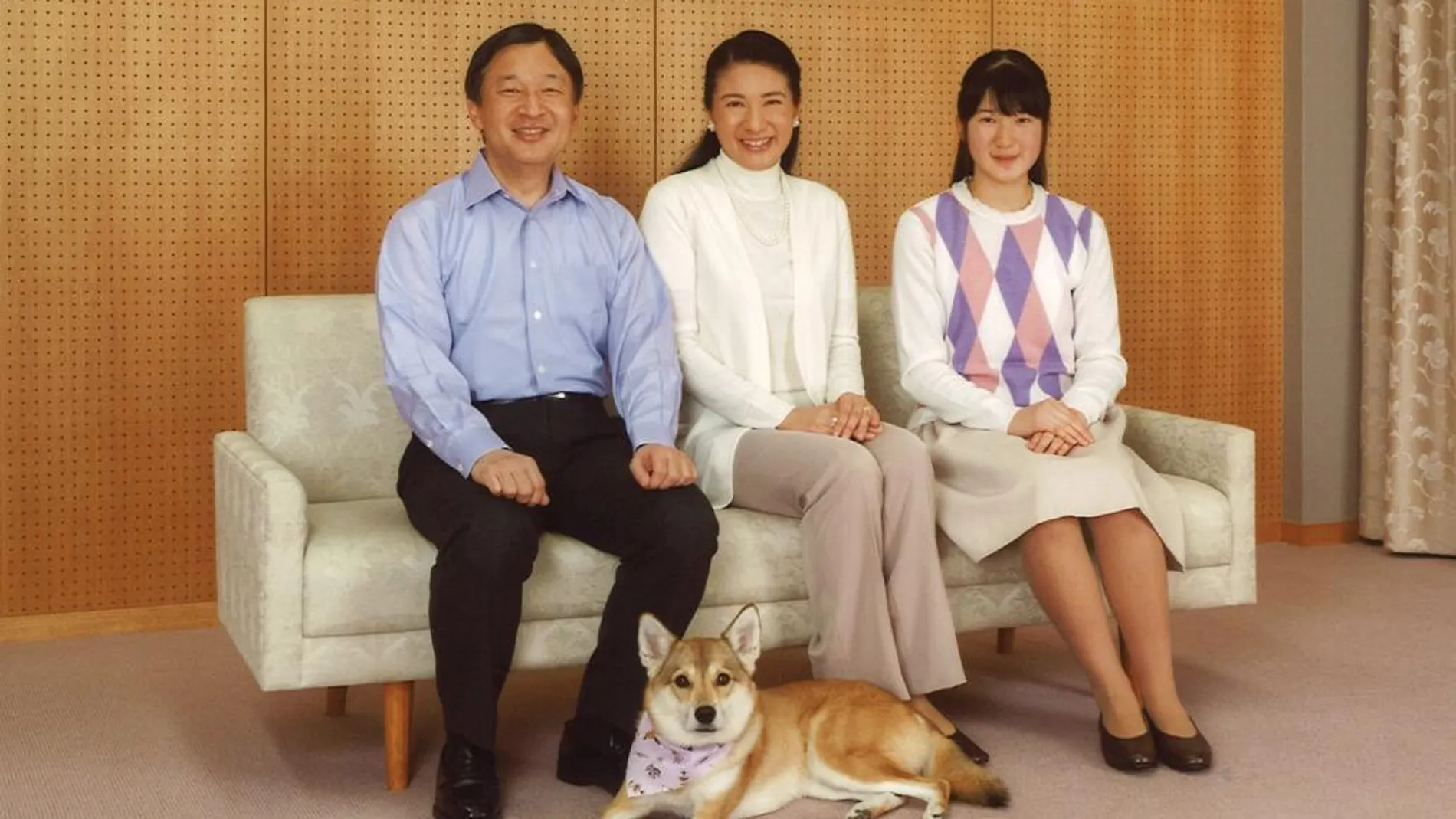 La princesa Masako sonríe junto a su marido el príncipe Naruhito y su hija Aiko