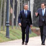 Rajoy con el presidente de Argentina, Mauricio Macri, en la comparecencia en el Palacio de la Moncloa