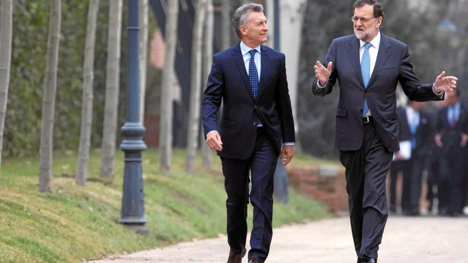 Rajoy con el presidente de Argentina, Mauricio Macri, en la comparecencia en el Palacio de la Moncloa