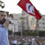 El líder de las protestas rifeñas conocidas como "Hirak al Shaabi"(Movimiento Popular), Naser Zafzafi, durante una arenga ante decenas de miles de personas al final de una marcha multitudinaria celebrada el pasado jueves en Alhucemas