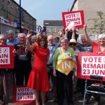 Jo Cox, en un acto de campaña a favor de la permanencia del Reino Unido en la UE el pasado 10 de junio