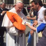El Papa recibe el chaleco de manos de los representantes de la ONG "Proactiva Open Arms"