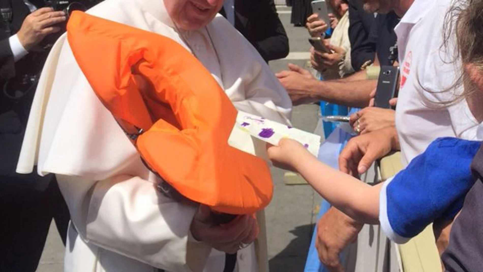 El Papa recibe el chaleco de manos de los representantes de la ONG "Proactiva Open Arms"