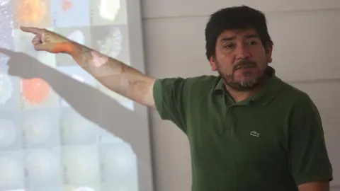 El astrobiólogo chileno Armando Azúa habla este martes durante una rueda de prensa en Santiago de Chile (Chile). Azúa acaba de ser elegido como uno de los 15 pensadores e innovadores de TED Fellows 2017