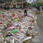 Bruselas ha retirado hoy el memorial improvisado en la plaza de la Bolsa tras los atentados en el aeropuerto y en el metro de la capital belga