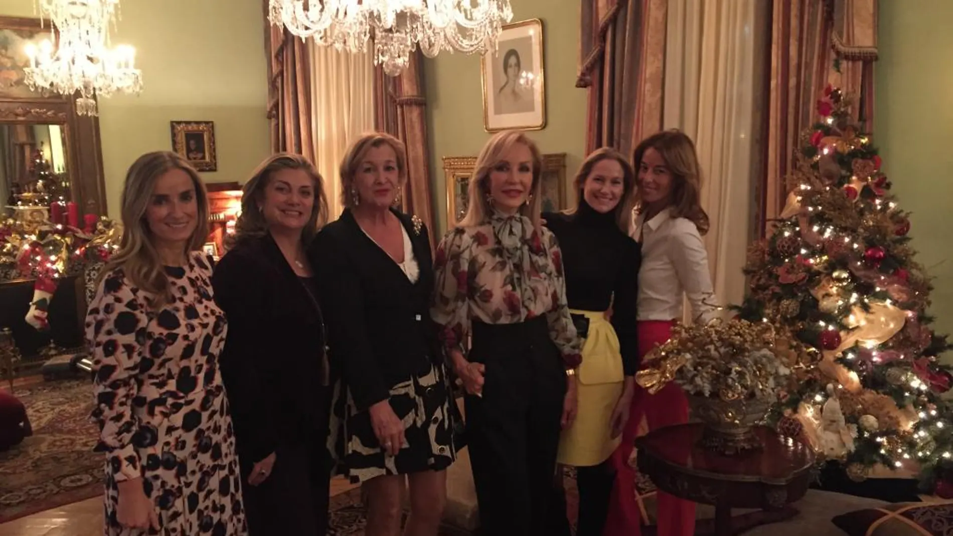 De izquierda a derecha, Virginia Pérez-Orive, María Moreno, Alicia Viladomat, Lomana, Fiona Ferrer y Mónica Martín Luque