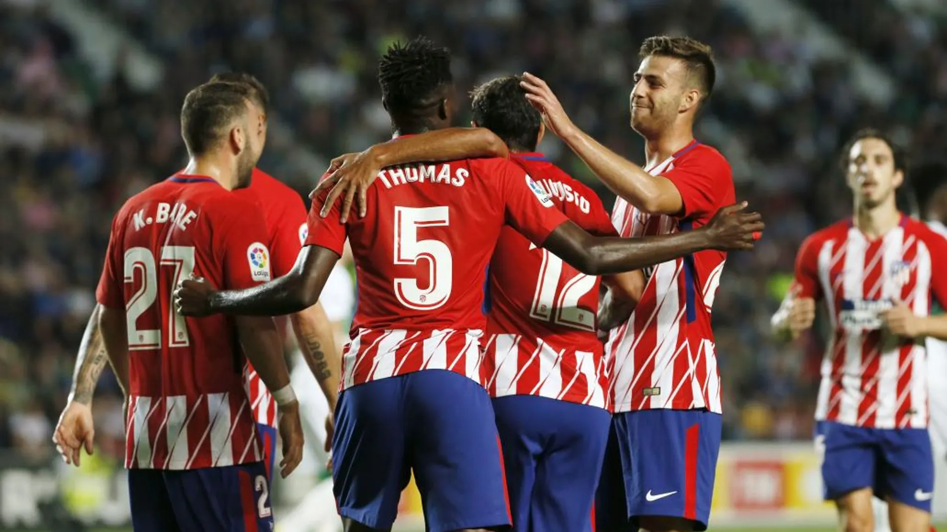 El centrocampista ghanés del Atlético de Madrid, Thomas Partey (2i), celebra con sus compañeros, su gol ante el Elche