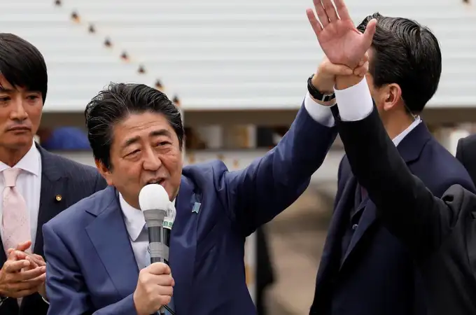 Abe impone su política dura con una supermayoría en Japón