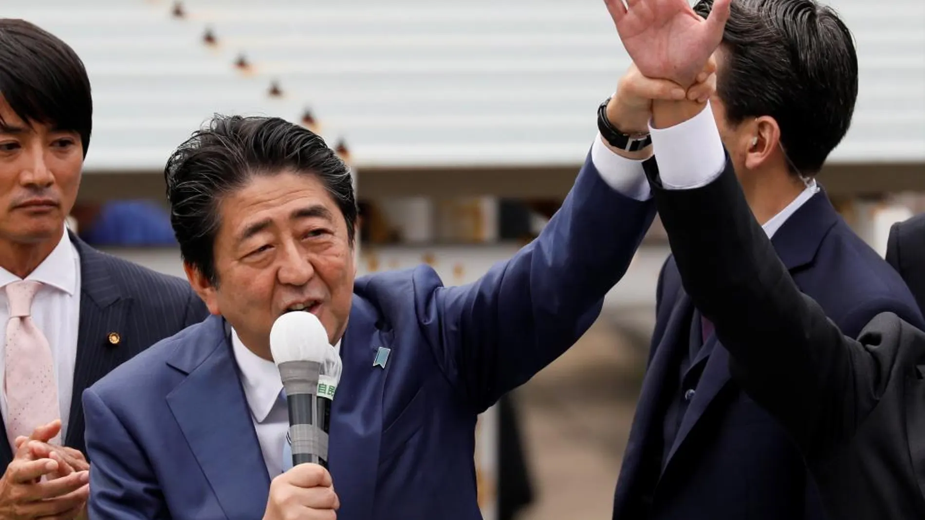 El primer ministro japonés, Shinzo Abe, pronuncia un discurso en un acto de campaña de su partido