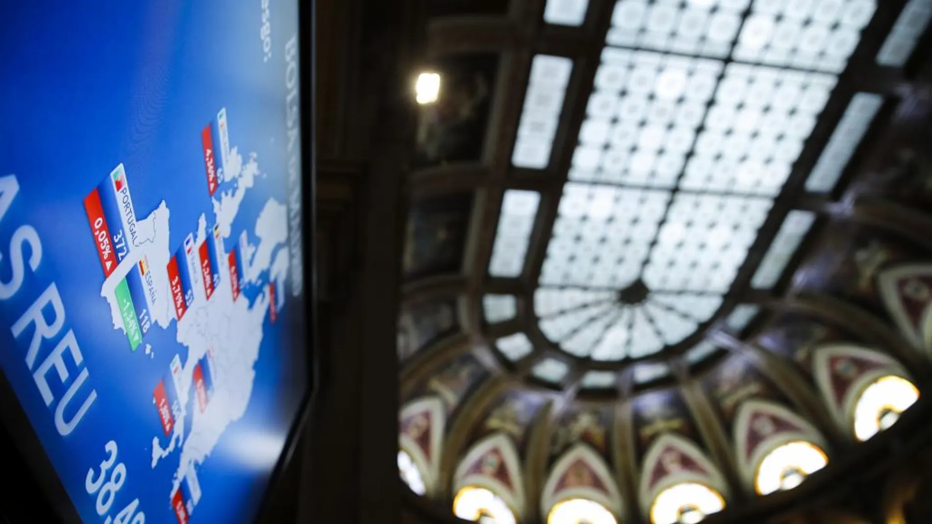 Panel informativo de la Bolsa de Madrid que muestra los valores de la prima de riesgo