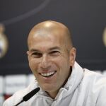 El entrenador del Real Madrid, Zinedine Zidane, durante la rueda de prensa ofrecida tras el entrenamiento de hoy en Valdebebas