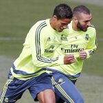 Varane y Benzema, en el entrenamiento de ayer