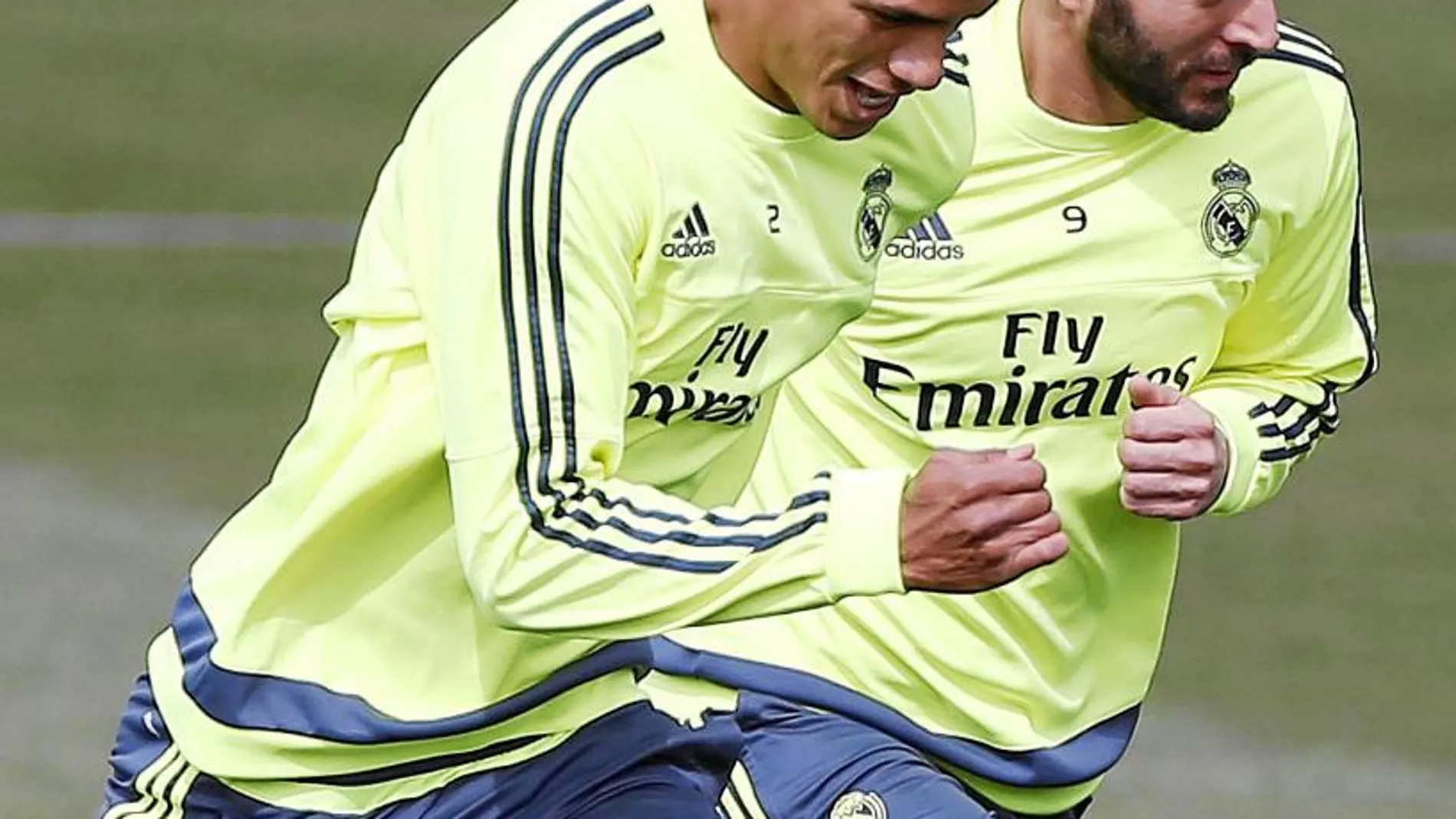 Varane y Benzema, en el entrenamiento de ayer