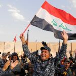 Miembros de la Policía iraquí celebran la toma de Mosul, en una imagen de archivo
