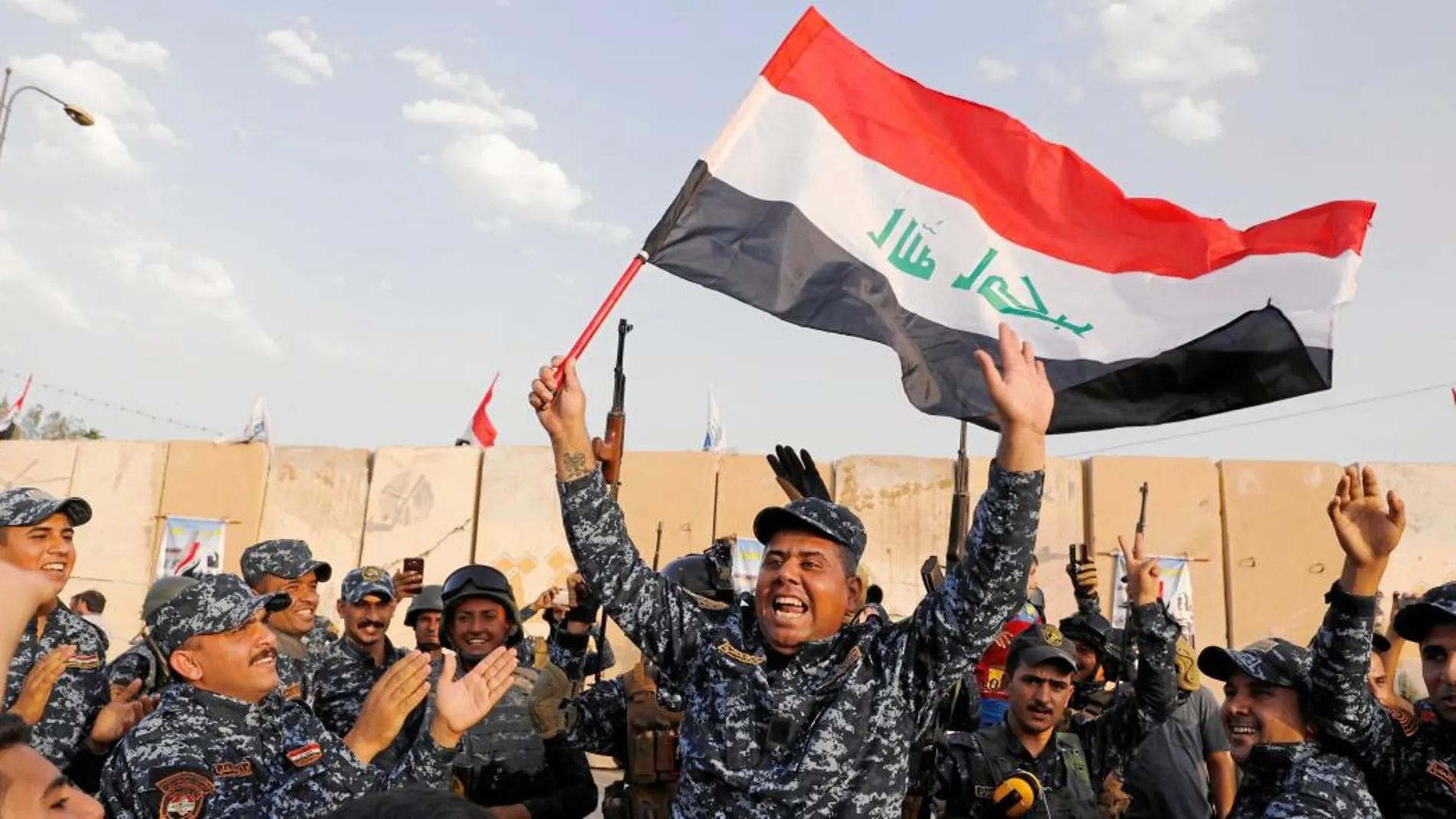 Miembros de la Policía iraquí celebran la toma de Mosul, en una imagen de archivo