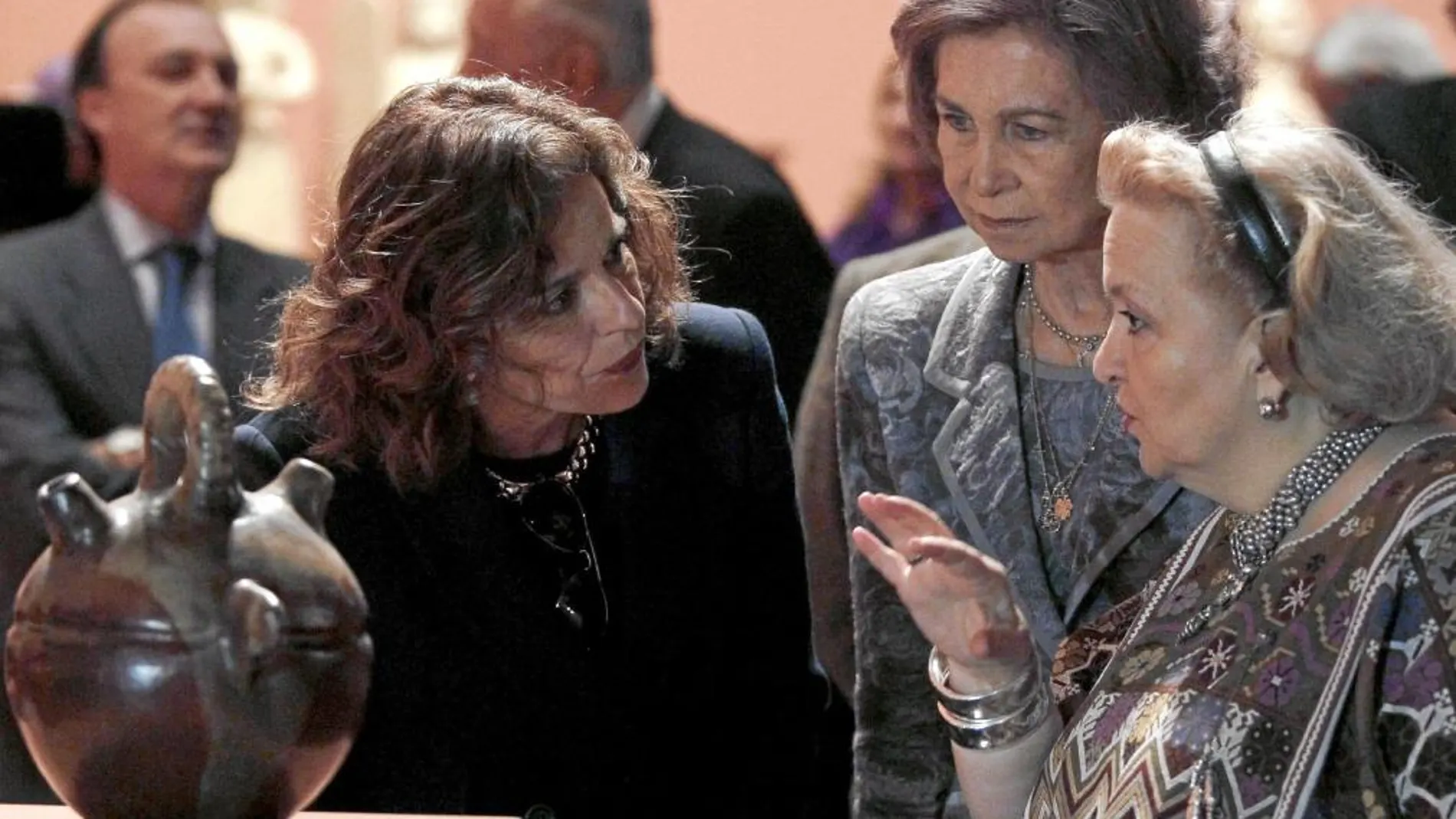 La Reina y Ana Botella junto a la comisaria de la muestra, Cándida Fernández de Calderón