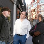 El grupo «LE BOGG» formado por Bustelo, González Gallego y «Ostern», a las puertas de la galería vallisoletana Lorenzo Colomo