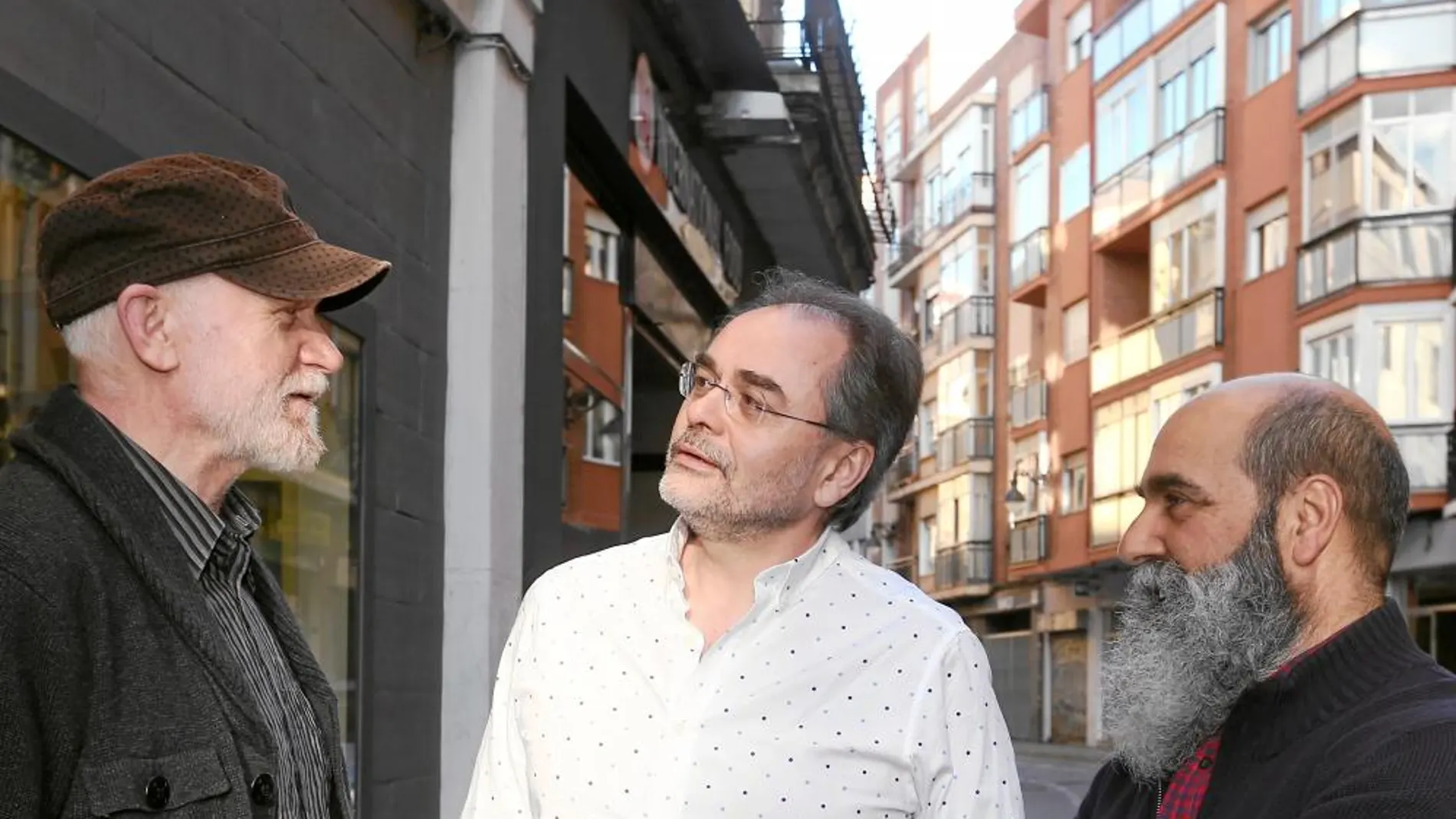 El grupo «LE BOGG» formado por Bustelo, González Gallego y «Ostern», a las puertas de la galería vallisoletana Lorenzo Colomo