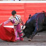 Derechazo de rodillas de José Garrido a su primer toro en la plaza de toros de Vista Alegre