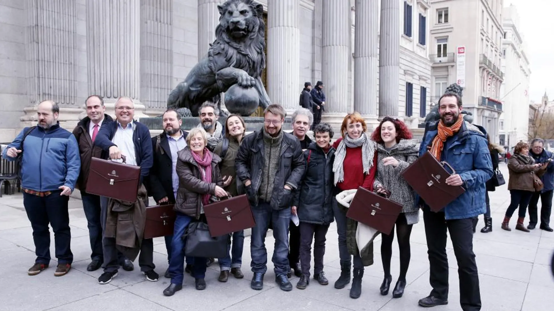 Los miembros de En Comú Podem recogieron ayer en el Congreso sus actas de diputados