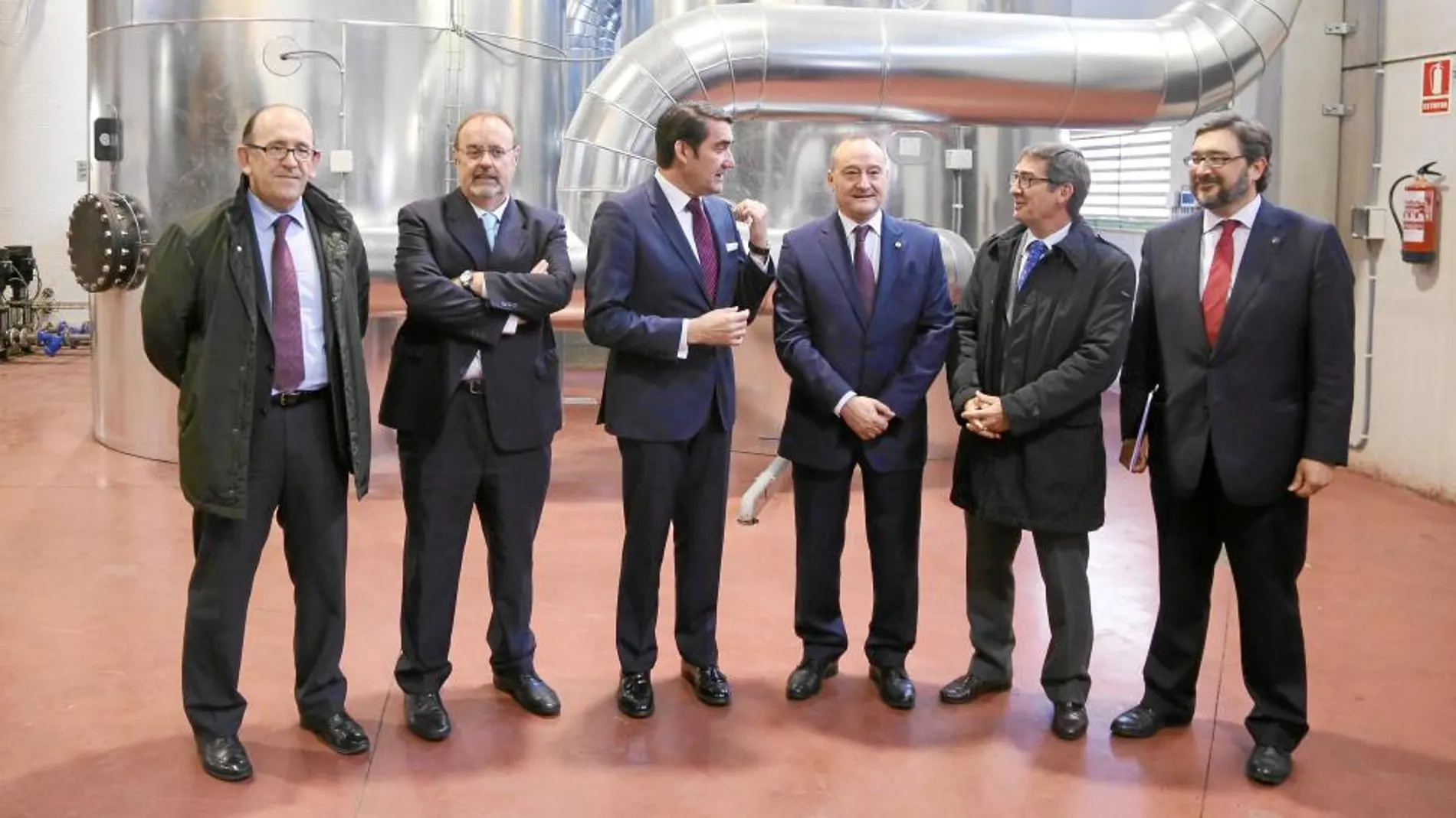 Los consejeros Fernando Rey y Juan Carlos Suárez Quiñones junto al rector Daniel Miguel, junto con otras autoridades visitan las nuevas instalaciones que de la red de calor urbana de la UVA