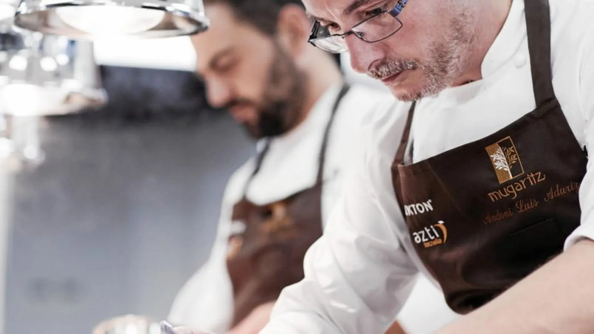 Andoni Luis Aduritz, en plena faena en su restaurante, el sexto mejor del mundo