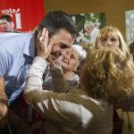 El candidato socialista a la Presidencia del Gobierno, Pedro Sánchez, saluda a simpatizantes en el palacio de Congreso de Logroño