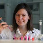 Leticia Hosta Rigau en su laboratorio de la Universidad Tecnica de Dinamarca. El líquido rosa de los tubos de esnsayo son liposomas con un fluoroforo de rodamina