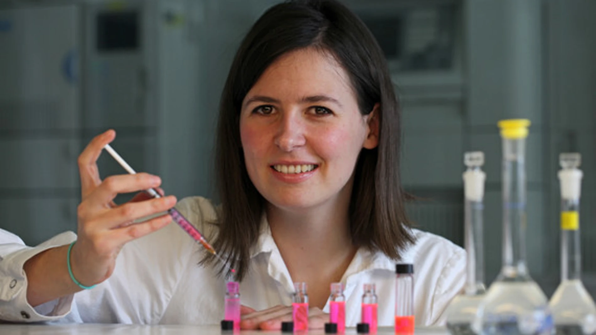 Leticia Hosta Rigau en su laboratorio de la Universidad Tecnica de Dinamarca. El líquido rosa de los tubos de esnsayo son liposomas con un fluoroforo de rodamina
