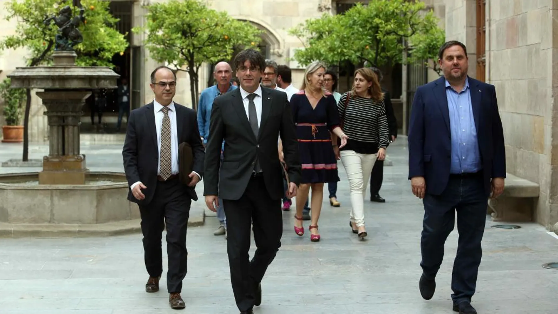 El presidente de la Generalitat, Carles Puigdemont (c), junto al vicepresidente del Govern, Oriol Junqueras (d).