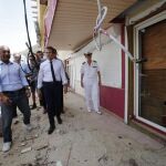 El presidente de Francia, Emmanuel Macron (c), observa los daños a una residencia durante una visita a la isla caribeña de San Martín (Francia) para evidenciar los daños causados tras el paso del huracán Irma ayer