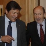 Alfredo Perez Rubalcaba, junto al presidente asturiano, Javier Fernández, en un desayuno informativo celebrado hoy en Madrid