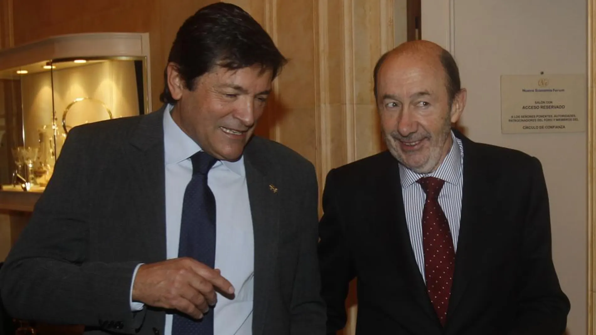 Alfredo Perez Rubalcaba, junto al presidente asturiano, Javier Fernández, en un desayuno informativo celebrado hoy en Madrid